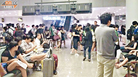 大批香港航空的乘客昨午在北京機場的候機室等候上機。（讀者提供）