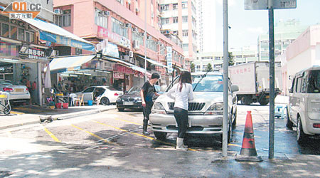 有駕駛者將車停泊馬路上洗車，被指污染環境，環保署卻查無所獲。