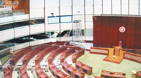 議員開大會用的會議廳，部分原有座位已經拆除，以便重新「劃位」。（馮惠詩攝）