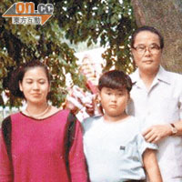 劉祥國（中）年輕時與父母的合照。