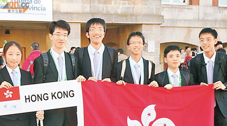 劉振庭（右起）、龔文傑、李祐榮、周智康、盧安迪及王詩雅在今屆國際數學奧林匹克比賽贏得六個獎項。（香港資優教育學院提供）