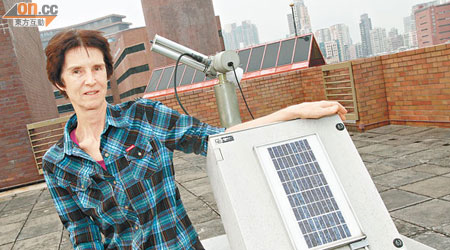 Janet Nichol利用太陽光度計等儀器預測未來三十年的溫度變化。