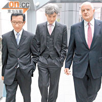 霍震宇的律師團包括三名資深大律師唐明治（右起）、馮庭碩及林雲浩。（高嘉業攝）