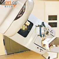 立體定向框架放射手術儀可移動不同角度，瞄準病發位置。
