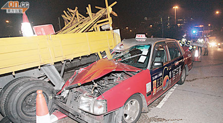 肇事的士直插工程車車尾，車頭嚴重損毀。（吳建明攝）