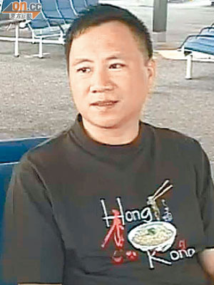 王丹在機場買了印上「香港」二字的襯衫，並即時穿上。（now畫面）