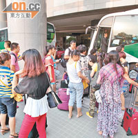 阿聯酋安排逾百名旅客上車到機場有失誤，令部分旅客再度呆等。
