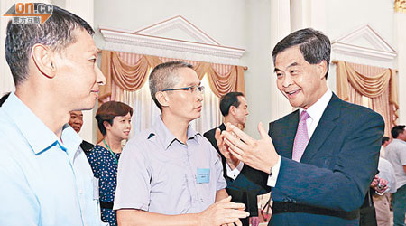 梁振英（右）向颱風期間為市民服務的人員表達謝意。