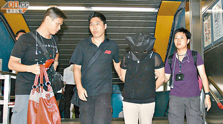女疑犯在港鐵金鐘站被捕。（曾志恒攝）
