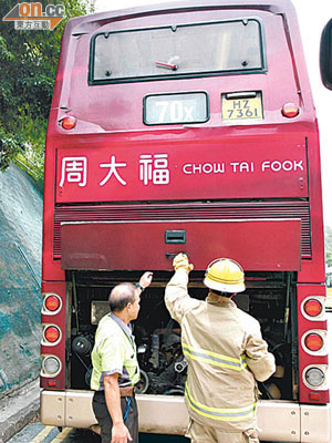 車長與消防員檢查冒煙的巴士引擎。（左錦鴻攝）