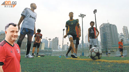 足球學校創辦人Bru義務為難民訓練足球。