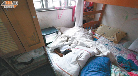 香港共有約六千名難民，部分人只瑟縮板間房內，生活艱苦。