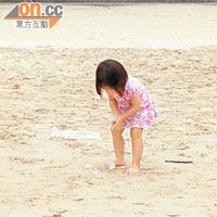 昨日仍有小朋友繼續在布滿膠粒的海灘玩沙。