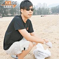 黃先生（大學生）：「我覺得身為香港人要好好保護自己嘅環境，所以自發帶啲朋友嚟清潔（膠粒）。」