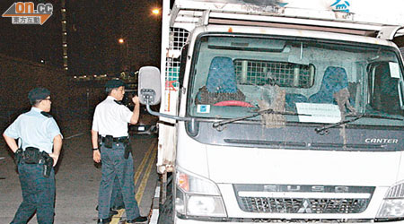 警員在縱火燒車現場調查。（楊偉嶽攝）