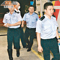 三名警員與疑犯糾纏時受傷，送院治理。（麥少峰攝）