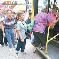 六十五歲或以上長者及合資格殘疾人士昨起以八達通拍卡，可享每程兩元優惠乘搭巴士。（高嘉業攝）