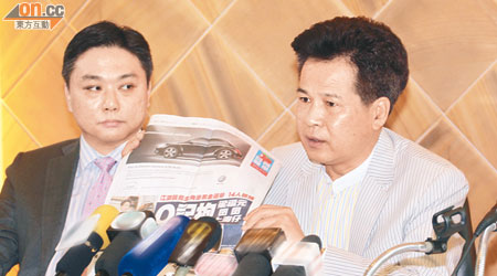 梁福元（右）斥責《蘋果日報》及《爽報》本月三日頭版失實報道他被警方拘捕。（羅錦鴻攝）