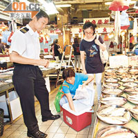 食環署昨派員到牛頭角街市抽取海魚樣本。