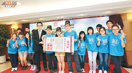 十九名學生獲黃進達（穿西裝者）委任為康泰旅遊大使，到台北探討當地環保文化。