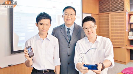 中大學生黃卓榮（左）及周梓浲（右）等研發「智能公交到站預測系統」獲獎，與教授黃錦輝合影。