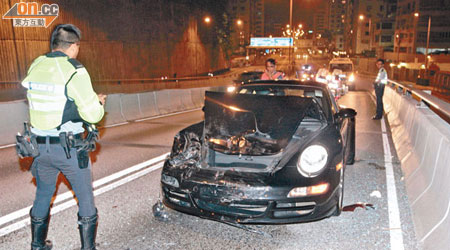 警員到的士與跑車相撞現場調查。（梁國雄攝）