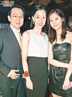 副主席馮卓能伉儷（左一及二），與賴煒琳落力為仁濟籌款。