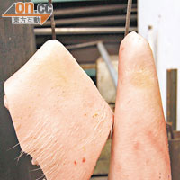 沒有塗上防曬品的豬皮（左）只有輕微變色，嚴重程度遠不及塗上防曬品的豬皮（右）。