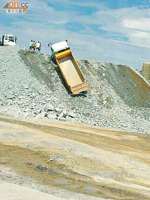 泥頭車卸泥期間「墮坡」險向後翻。（讀者提供）