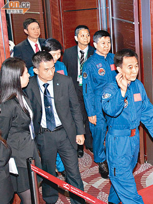 航天員昨在多名警方G4人員嚴密保護下進入會展。