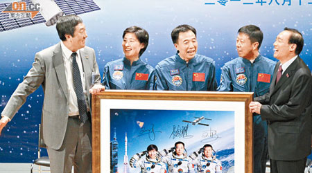 代表團向中大送上附有三名航天員親筆簽名的畫像。