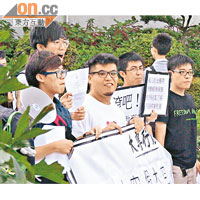多名學生昨到中大示威，質疑大學要求學生提交發問問題的做法。