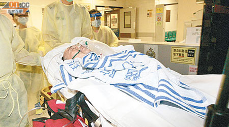 被利刀插胸老夫轉送伊利沙伯醫院急救。（高潤榮攝）