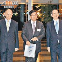 霍震寰（左）忙完家事輕鬆晒，同全國政協委員容永祺（中）及亞洲金融集團董事長陳有慶（右）接待航天員。