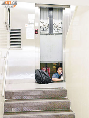 電梯公司技工檢驗維修出事的升降機。（王命源攝）