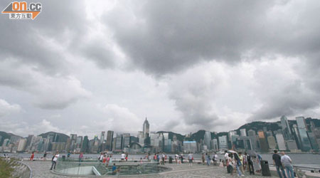 本港未來一周將面對陰晴不定的天氣，市民外出時宜帶備雨具。