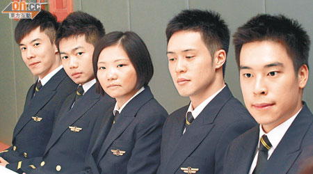 港龍見習機師在澳洲受訓， 回港訓練便揸客機，中為郭佩瑩。