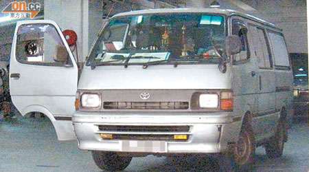 有外判車被揭發車齡高達十九年，車頭位置放有香港郵政租用牌。