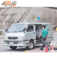 外判車日常會接載郵差到不同地點收發郵件。