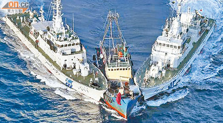 日本保安廳兩艘船隻夾擊啟豐二號。（資料圖片）