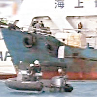 日本海上保安廳艇，昨日將「啟豐二號」拖往石垣港扣押。（有線畫面）