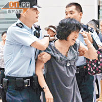 目睹慘劇的婦人激動暈倒，警員上前扶起。