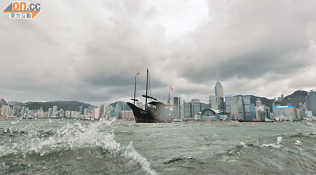 颱風「啟德」殺到，本港海面掀起巨浪。