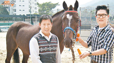 「定做」喺馬季煞科前爆冷勝出，張宗豪（右）親自餵食紅蘿蔔犒賞；左為葉楚航。（余素月攝）