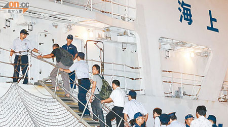 保釣人士昨晚登上海上保安廳船隻，檢查後送回保釣號。（霍振鋒攝）