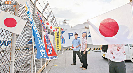 日本右翼分子在石垣港示威，指摘政府對華軟弱。（霍振鋒攝）