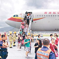 「爆胎機」的乘客照正常程序落機，無人受傷。（互聯網圖片）