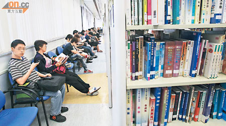 全港共有三百九十九萬名登記圖書館使用者。