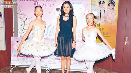 芭蕾舞匯演<BR>王仁曼千金陳靜儀（中）身為學校嘅行政總監，對芭蕾舞的熱愛，不下於母親。