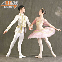 林雋永（左）係本港首名入讀法國「巴黎歌劇院國家芭蕾舞學校」嘅高材生，由佢演繹《睡美人》，駕輕就熟。
